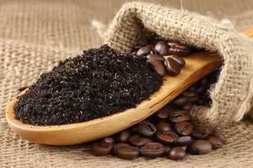 Aufkleber - Ground coffee and roasted beans displayed on a wooden spoon against a rustic burlap background