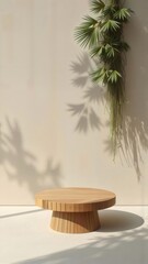 Poster - 緑の植物と木の表面の背景がある屋外のミニマリストプラットフォームスタンド