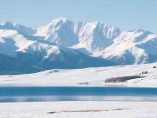 Aufkleber - 晴れた日に雪と氷に覆われた山と湖の風景、冬の自然の背景、静かな水面と白い雪山の景色