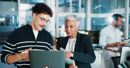 Leinwandbilder - Coding team, laptop and training people in office for help, development or planning with mentor. Collaboration, discussion and coaching programmer for software, advice or teaching intern in business