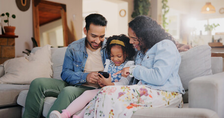 Aufkleber - Home, girl and parents on couch, cellphone and help with social media, online safety and laughing in lounge. Family, connection and mother with father, child or tech with funny video, app or guidance