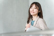 © buritora - ノートパソコンを持つ若いアジア人女性（ビジネスウーマン,オフィスカジュアル）