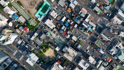 Fototapete - 現代都市と道路の真俯瞰空撮風景