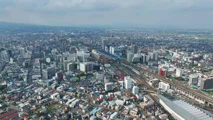 Fototapete - 現代都市と鉄道の空撮風景