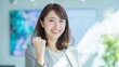 © Yka - オフィスで小さくガッツポーズする女性
