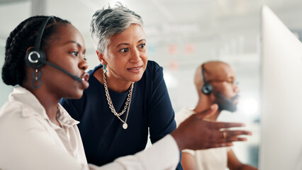 Aufkleber - Call center, people and advice at computer for business, feedback or problem solving in telemarketing. Sales agent, mentor and discussion in tech with help, training or pointing in coworking space