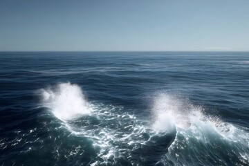 Poster - 晴れた日に日光が反射する青い海と波の飛沫の美しい風景