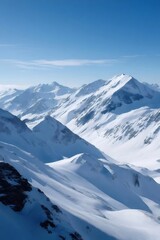 Poster - 雪に覆われた山脈の壮大な眺めと青い空 冬の日に照らされた高峰の白い風景