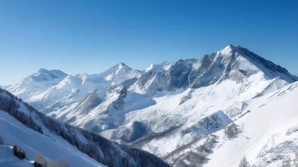 Aufkleber - 晴れた空の下の雪に覆われた山のパノラマビュー 冬の青い空と雪の山々の美しい風景 高山の斜面と白い稜線