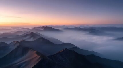 Poster - 紫の空と朝焼けの中の霧に包まれた山の頂上からの航空写真による魅惑的な眺め