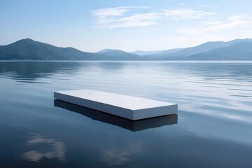 Aufkleber - 穏やかな湖に浮かぶ白い長方形 穏やかな山の背景 静かで瞑想的な水の反射とミニマルな幾何学的構成