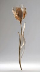 Aufkleber - 金色の金属製チューリップ彫刻 白い背景に浮かぶエレガントなアート作品 詳細なスタジオ撮影