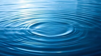 Aufkleber - 穏やかな青色の水の表面に広がる波紋の抽象的なクローズアップ 静かな雰囲気と水の質感を捉えた背景素材