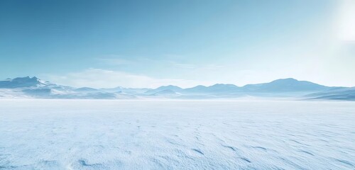 Aufkleber - 雪に覆われた平原が広がる冬の風景と淡い青色の空 山々の背景のパノラマビューと広大な寒さと寒さの風景