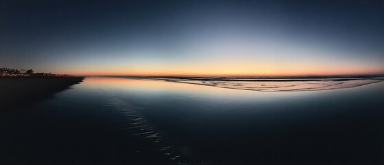 Aufkleber - Panoramic View of Beach at Dusk with Ocean Reflection, Representing Tranquility and Coastal Getaway for Travel and Relaxation Content : Generative AI