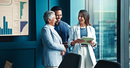 Aufkleber - Teamwork, tablet and business people in office, conversation and charts for profit growth. Group, cooperation and employees in workplace, tech and financial advisor with graphs for inflation and app