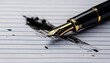 © Argiduna - Primer plano de una pluma estilográfica negra con tinta Negra, derramada sobre papel rayado