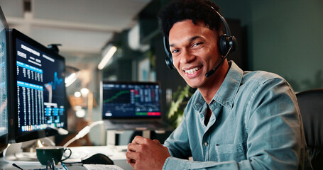 Aufkleber - Trading support, portrait or man on computer for customer service, investment advice and market insight. Contact us, call center and happy broker with query for financial news, assistance and data