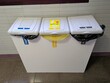 © teracreonte - Tres contenedores de reciclaje para recoger material de desecho, incluido papel y plásticos, en el pasillo de un hospital
