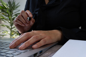 Poster - Close-up of businesswoman's hands with pen