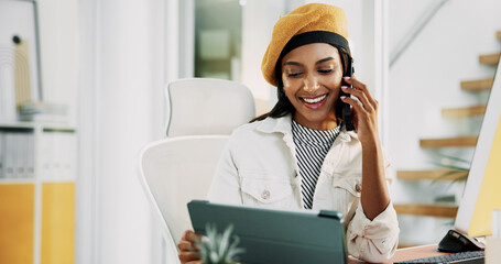 Aufkleber - Woman, phone call and smile with tablet in office for discussion, confirm schedule and reporter chat. Journalist, conversation and digital with story feedback, client contact and publication proposal