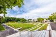 Park Anlage mit Sitzgelegenheiten und Wiese