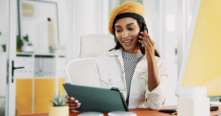 Fototapete - Creative, woman and phone call with tablet in office for discussion, schedule interview and story chat. Journalist, conversation and digital of news report, contact information and publication agenda