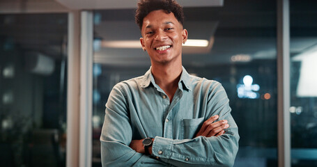 Aufkleber - Portrait, business and man in office at night with ambition, about us and IT career. Male developer, confident and arms crossed of software development, programming experience and deadline of project