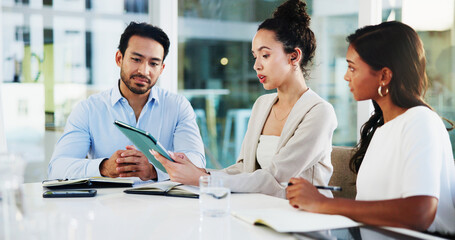 Aufkleber - Tablet, meeting and business people in office with teamwork, collaboration or review on report. Technology, discussion and group of financial advisors with company investment, profit or revenue.