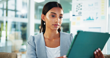 Aufkleber - Reading, thinking and business woman with tablet for accounting, economy update or finance report in office. Scroll, online and financial advisor with portfolio advice, research graphs or investment