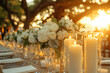 © JulieMeneghin - Décor de table de mariage romantique au coucher du soleil avec fleurs blanches et bougies élégantes