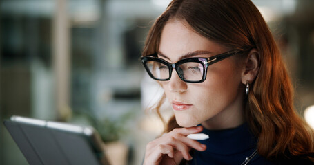 Aufkleber - Thinking, reading or businesswoman in office with tablet for accounting online, economy or finance. Problem solving, check or financial advisor with news for solution, research or investment update