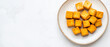 © Vitor - Prato com tofu frito em fundo branco com imagem de espaço para texto