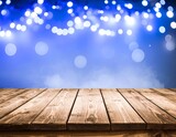 Niebieskie, zamglone tło bokeh z drewnianym blatem i lampkami