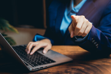 Poster - Business professional pointing at screen while working on laptop in modern office environment