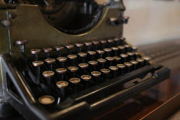 Leinwandbilder - Antique typewriter with round keys showing age and character