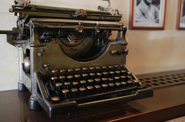 Leinwandbilder - Antique typewriter: a glimpse into the past a relic of bygone eras