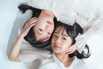 Poster - 女の子、姉妹、子供、女子、ポートレート、可愛い、透明感、美容、コスメ、キッズ、仲良し、子ども、清楚、ドレス、アパレル、ファッション、カジュアル、スキンケア、化粧品、ナチュラル、メイク、モデル、美肌、ニキビケア、脱毛、美顔、美白、ホワイトニング、寝転ぶ、ペア、二人、カメラ目線、フォトスタジオ、写真館、家族、ファミリー、女性、日本人、ビューティ、コピースペース、白バック、かわいい、少女、フリル、リラッ