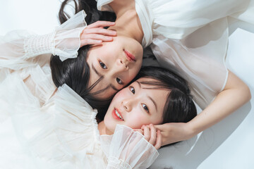 Poster - 寄り添う姉妹のポートレート