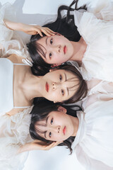 Poster - 寄り添う母娘のポートレート