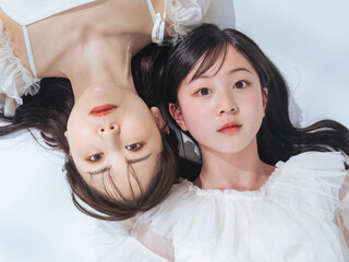 Poster - 寄り添う母娘のポートレート