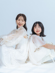 Poster - 寄り添う母娘のポートレート