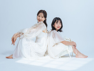 Poster - 親子、ドレス、女性、女子、女の子、ポートレート、ファッション、おしゃれ、ヘルシー、笑顔、カメラ目線、全身、座る、寄り添う、仲良し、愛情、母の日、清楚、高級感、ラグジュアリー、ウェディング、ブライダル、小学生、日本人、かわいい、美人、美容、コピースペース、広告、キレイめ、カジュアル、ポジティブ、成長、子育て、育児、フォトスタジオ、写真館、記念撮影、ペア、ママ、母親、母子、娘、ビューティ、ボディケア、