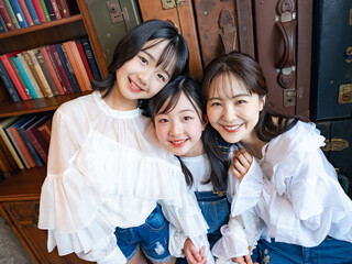 Poster - 親子、家族、女の子、女性、女子、ファミリー、寄り添う、ポートレート、写真館、フォトスタジオ、アンティーク、小学生、子供、子ども、育児、子育て、保育、本棚、書斎、図書館、図書室、学習、勉強、教育、笑顔、おしゃれ、ファッション、カジュアル、デニム、フリル、本屋、カフェ、記念写真、メモリアルフォト、仲良し、ママ、母親、クラシック、美容、娘、お母さん、インテリア、室内、読書、日本人、ライフスタイル、カメラ
