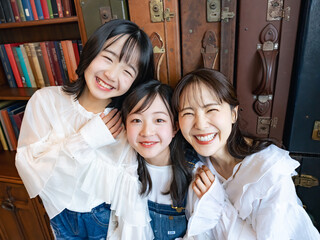 Poster - 寄り添う母娘のポートレート