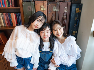 Poster - 寄り添う母娘のポートレート