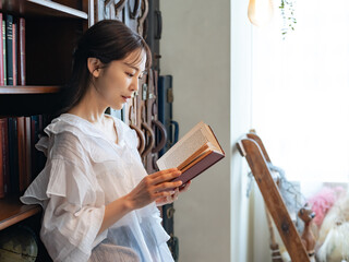 Poster - 本を読む女性のポートレート