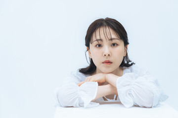 Poster - スキンケア、美容、女性、コスメ、化粧品、脱毛、ナチュラル、美白、ホワイトニング、セルフケア、アンチエイジング、エイジングケア、UVケア、ニキビケア、ミドルエイジ、30代、若い、美肌、美顔、フェイスライン、コピースペース、白バック、ポートレート、広告、ヘアケア、エステ、サロン、美容院、日本人、女子、ファッション、ハーフアップ、ヘアスタイル、シースルーバング、カジュアル、清楚、透明感、生活感、キレイめ