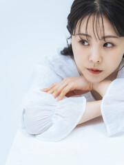 Poster - 女性、スキンケア、美容、コスメ、化粧品、脱毛、ナチュラル、美白、ホワイトニング、セルフケア、アンチエイジング、エイジングケア、UVケア、ニキビケア、ミドルエイジ、30代、ポートレート、若い、美肌、美顔、フェイスライン、コピースペース、白バック、広告、ヘアケア、エステ、サロン、美容院、日本人、女子、ファッション、ハーフアップ、ヘアスタイル、シースルーバング、カジュアル、清楚、透明感、生活感、キレイめ