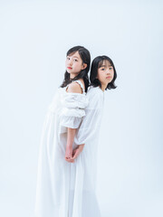 Poster - 寄り添う姉妹のポートレート
